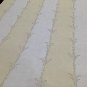 Carta da parati vintage Schumacher Fleur De Lis / Numero modello 526451 / 27 pollici x 9 iarde 60,75 piedi quadrati