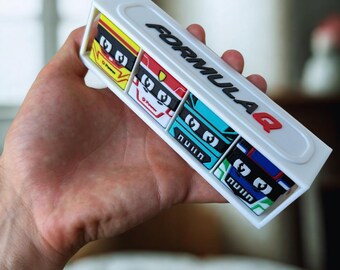 Modułowy stojak ekspozycyjny na miniaturowe kaski F1 – kolekcjonerski stojak ekspozycyjny Formula Q | Możliwość układania w stosy do 5 poziomów (4 kaski w module)