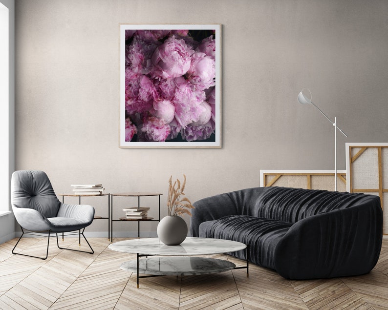K&ouml;nnte beinhalten: Gerahmter Kunstdruck mit einer Nahaufnahme von rosa Pfingstrosen. Die Bl&uuml;ten sind in voller Bl&uuml;te, mit Schichten von rosa und magenta farbenen Bl&uuml;tenbl&auml;ttern. Der Druck h&auml;ngt an einer neutralfarbenen Wand.