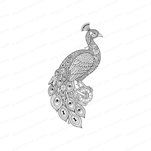 Könnte beinhalten: Schwarz-Weiß-Illustration eines Pfaus mit komplizierten mechanischen Details. Der Körper des Vogels ist mit Zahnrädern, Zahnstangen und anderen Maschinenteilen gefüllt, was ihm eine Steampunk-Ästhetik verleiht. Der Pfau steht auf einer Uhr.