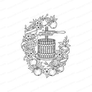 Puede incluir: Ilustración en blanco y negro de una prensa de sidra de manzana, rodeada de manzanas, flores y hojas. Una pancarta con la palabra "HARVEST" está presente. El diseño es circular, perfecto para manualidades temáticas de otoño.
