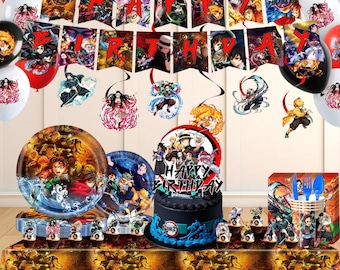Puede incluir: Una escena de fiesta de cumpleaños con una tarta negra, platos, vasos y globos. Las decoraciones presentan personajes de una popular serie de anime. La tarta tiene un adorno de "Happy Birthday". La mesa está cubierta con un mantel temático.