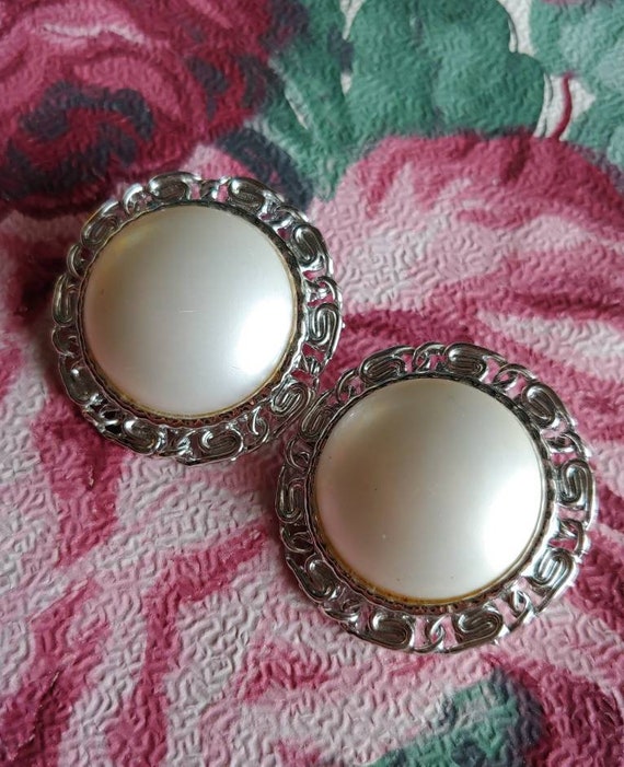 Vintage 1960s Clip On Pearlized Cabochon Earrings… - image 1