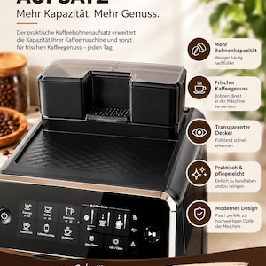 Könnte beinhalten: Ein schwarzer Kaffeebohnen-Aufsatz für eine Kaffeemaschine mit einem rechteckigen, transparenten Deckel und einem schwarzen Gehäuse. Das Bild enthält den Text KAFFEBOHNEN AUFSATZ, Mehr Kapazität. Mehr Genuss sowie verschiedene Funktions-Icons.