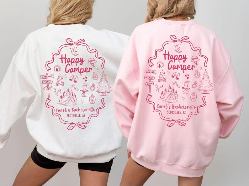 K&ouml;nnte beinhalten: Zwei Sweatshirts, eines wei&szlig; und eines rosa, jeweils mit einer rosa Grafik. Die Grafik lautet "Happy Camper" mit Illustrationen zum Thema Camping und "Carol's Bachelorette Scottsdale, AZ."
