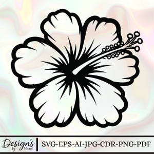 Op de afbeelding: Zwart-wit illustratie van een hibiscusbloem. De bloem heeft grote, gebogen bloemblaadjes en een gedetailleerde centrale stamper. De afbeelding bevat de tekst "Design's by Maani" en bestandstype-opties: SVG-EPS-AI-JPG-CDR-PNG-PDF.