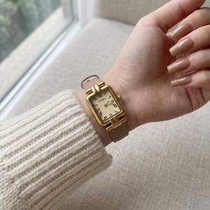Reloj rectangular vintage dorado / Reloj minimalista Art Déco para mujer, correa de cuero beige.