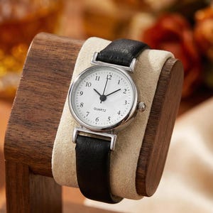 Vintage silverfärgad damklocka - romerska siffror kvarts & konstläderarmband - Liten elegant minimalistisk klocka - Retro chic presentidé