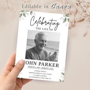 Op de afbeelding: Een witte herdenkingskaart met de tekst "Celebrating the Life of" en een zwart-wit foto van een lachende man. De kaart bevat de naam "John Parker" en data, samen met details van de begrafenis.