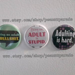 Peanut Parade Original Adulting Magnets (3 opcje do wyboru!) Średnica 1,5 cala. Mocny uchwyt na wszystkie Twoje magnetyczne potrzeby!