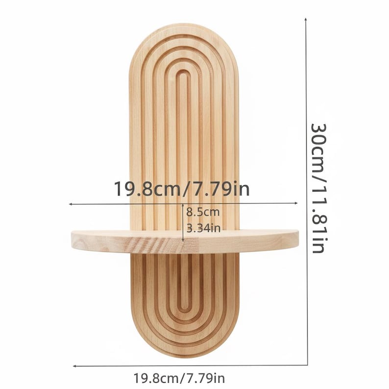 Op de afbeelding: Een lichtgekleurd houten wandrek met een boogvormig ontwerp. De plank is 19,8 cm breed en 30 cm hoog. De plank heeft een kleine, afgeronde plank van 8,5 cm diep. De plank is gemaakt van lichtgekleurd hout.