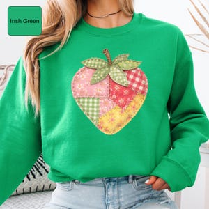 Faux Patchwork Erdbeer Sweatshirt, Gestepptes Farmhaus Beeren Top