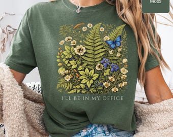 Maglietta vintage con stampa botanica di felci e fiori, stile cottagecore per giardinieri, regalo ideale per gli amanti delle piante.