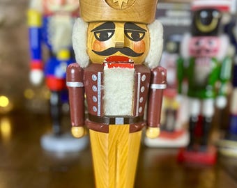 Vintage houten notenkraker, naturel hout, bruin uniform, kerstdecoratie