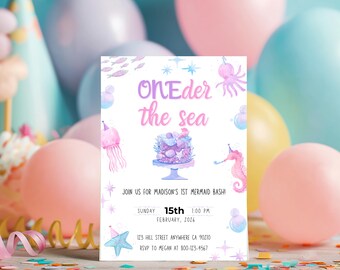以下が含まれることがあります： 「One the sea」のテキストが入った人魚をテーマにした誕生日招待状。ケーキ、タツノオトシゴ、クラゲ、ヒトデのイラストが特徴です。招待状はピンク、青、黄色の風船に囲まれています。