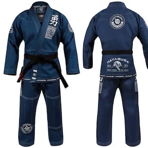 Puede incluir: Un uniforme de artes marciales azul marino con cinturón negro. El gi presenta la marca "HAYABUSA" y caracteres japoneses en la chaqueta y el pantalón. El uniforme está hecho de un material duradero y está diseñado para entrenamiento y competición.