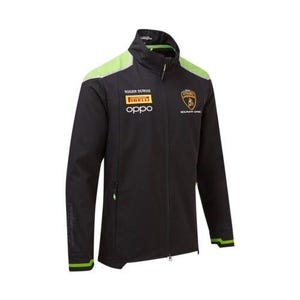 Może przedstawiać: Czarna kurtka z neonowo-zielonymi wstawkami na ramionach, kołnierzu i wykończeniach. Kurtka posiada loga Roger Dubuis, Pirelli i Oppo, a także emblemat Lamborghini Squadra Corse. Ma zamek błyskawiczny na całej długości i logo Lamborghini na rękawie.