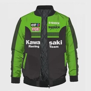 Könnte beinhalten: Eine lindgrüne und schwarze Bomberjacke mit Kawasaki Racing Team Branding. Auf der Vorderseite befinden sich Logos von Elf, NGK Spark Plugs, G-Shock und Shark. Die Jacke hat ein gestepptes schwarzes Innenfutter, einen Reißverschluss sowie schwarze Rippbündchen.