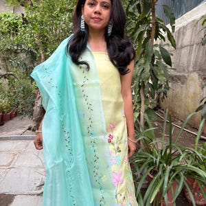 Conjunto de kurta Chanderi amarillo mantequilla pintado a mano, dupatta de organza, atuendo festivo floral