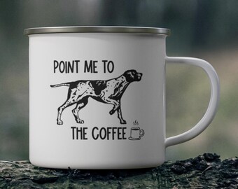 Könnte beinhalten: Weißer Emaille-Kaffeebecher mit silbernem Rand und weißem Henkel. Der Becher zeigt eine schwarz-weiße Illustration eines Hundes und den Text "POINT ME TO THE COFFEE" mit einer kleinen Kaffeetassen-Grafik.