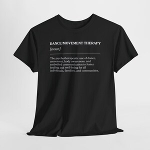 Camiseta con la definición de danza/terapia del movimiento (blanco y negro) imagen 16