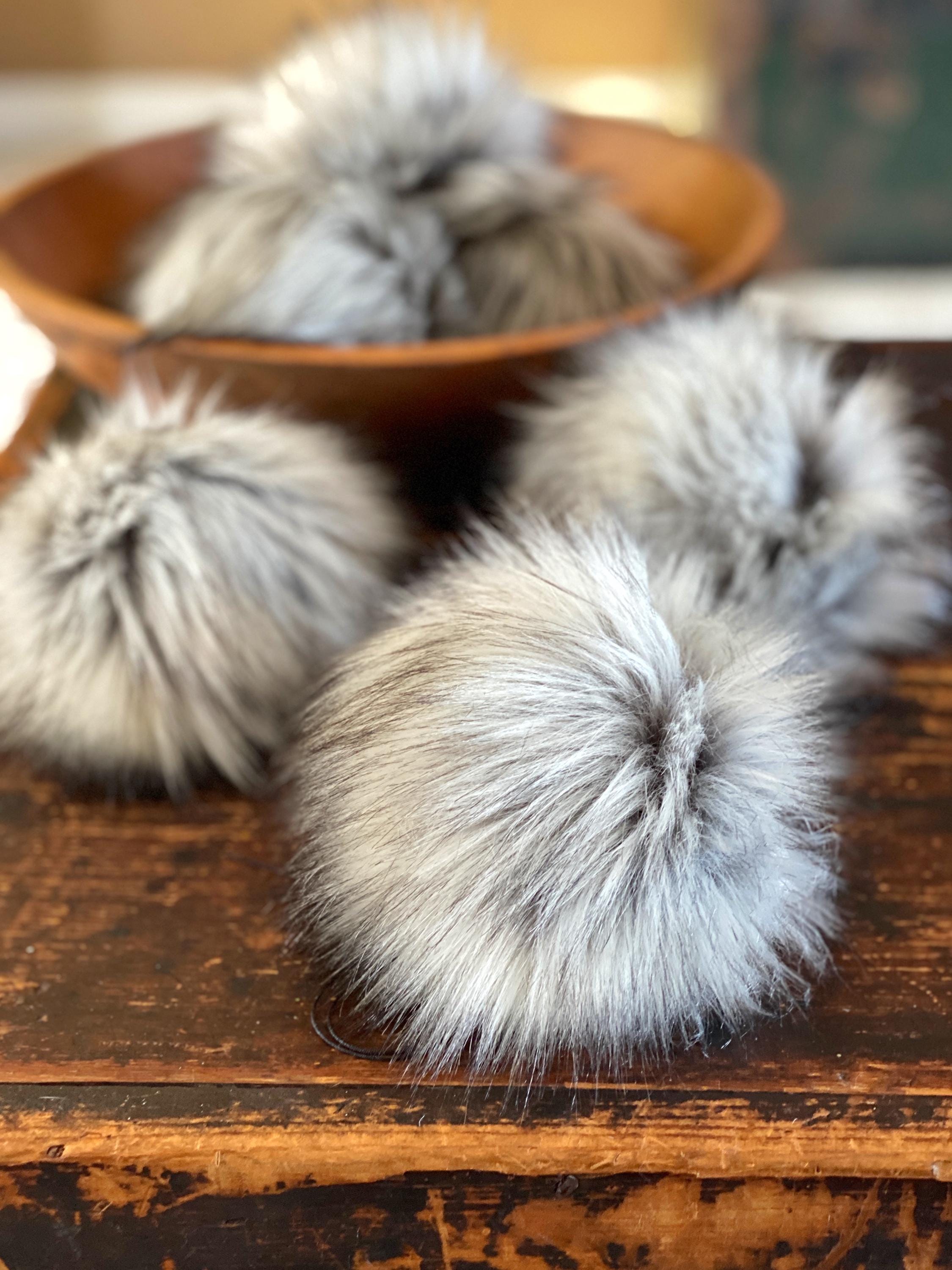 Pompon Fourrure Renard 13 Cm – Gris à Pointes Marron, Neuf