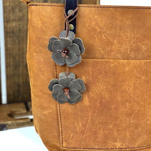 Bijou de sac en cuir à pampilles, fleurs et perles