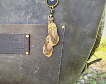 Llavero de chanclas de cuero para bolso