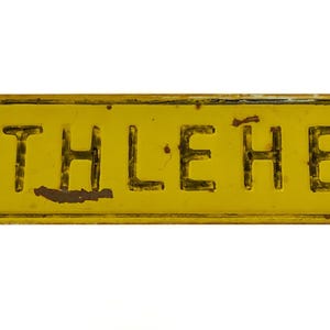 Letrero vintage de metal amarillo de Belén, 15 x 3 pulgadas, letrero coleccionable original