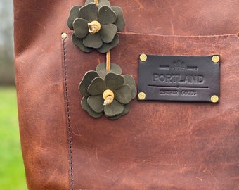 Charm para bolso con borlas y flores de cuero