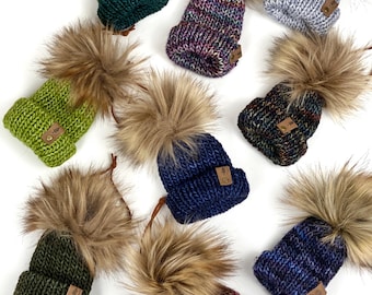 Malabrigo minigebreide muts van merinowol met pompon van imitatiebont - portemonnee-bedel