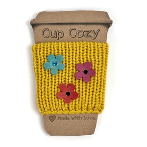 Gelbe Acrylblumen stricken Kaffeetasse Cozy To Go Becherhülse wiederverwendbar auf Kartonkarte