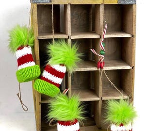 Guirnalda de mini gorros de punto a rayas con temática navideña