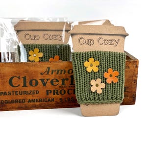 Olivgrün Leder Blumen stricken Kaffeetasse Cozy To Go Tassenärmel wiederverwendbar auf Karton Karte