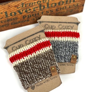 Wollsockenaffe mit Affenmotiv gestrickt Kaffeetasse Cozy To Go Becherhülse Wiederverwendbar auf Kartonkarte