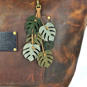 Llavero de cuero con borla y diseño de hojas de monstera en cascada