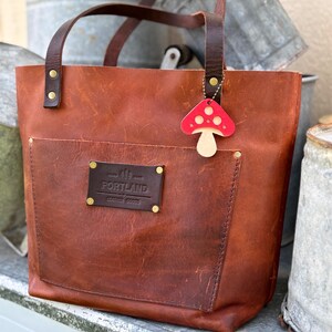 Llavero de cuero con forma de hongo, abalorio para bolso Shroomie, clip para bolso