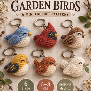 Könnte beinhalten: Sechs gehäkelte Vogel-Schlüsselanhänger in Blau, Rot, Braun, Gelb und Creme, jeweils mit einem Metallring. Der Text lautet Little Garden Birds, 6 Mini Crochet Patterns, 6 Birds, 5-8 cm und Beginner. Die Vögel haben gestickte Augen und Schnäbel.