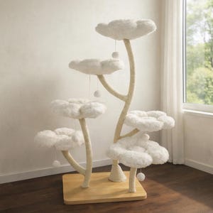 Könnte beinhalten: Ein skurriler Katzenbaum mit wolkenförmigen Plattformen und hängenden Pompons. Die beige Struktur hat ein natürliches, baumartiges Design mit weichen, weißen, flauschigen Plattformen. Er steht auf einer hellen Holzbasis und bietet einen gemütlichen Platz für Katzen.