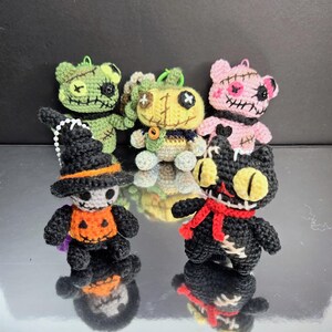 Mali koszmarni przyjaciele • Urocze, haftowane amigurumi, patchworkowe breloki