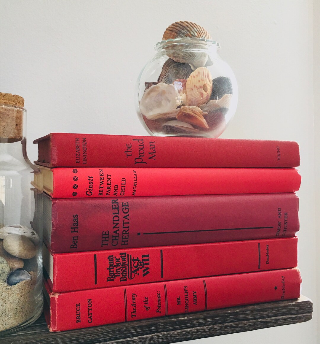 Vintage Books In Different Shades Of Red And Brown In Bookcase Stock Photo - Alamy - Foto 6