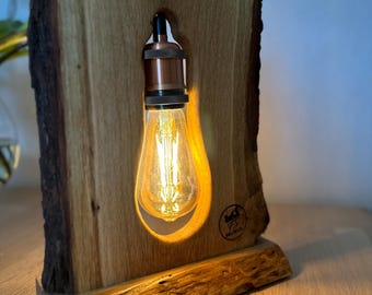 Oak wood lamp with live edge – Industrial table lamp – Vintage LED lamp – Handmade – Unique living room decor
