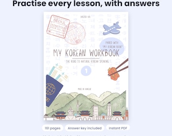 Op de afbeelding: Een werkboek van niveau 1 getiteld My Korean Workbook: The Road to Natural Korean Speaking. De omslag bevat illustraties van een paspoort, vliegtuig, eetstokjes met eten en een stadsgezicht van Seoul met bergen, tekst en stempels.