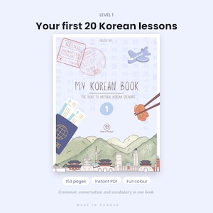 Puede incluir: Una portada de libro titulada My Korean Book The Road to Natural Korean Speaking Level 1. El diseño presenta un pasaporte azul con billetes, un pequeño avión, palillos con comida y una ilustración del paisaje urbano de Seúl.