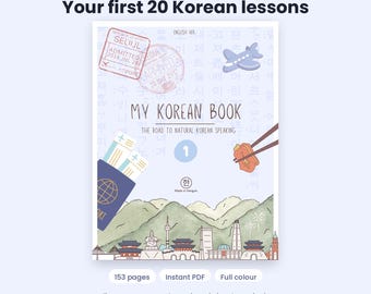 Op de afbeelding: Een boekomslag met de titel My Korean Book The Road to Natural Korean Speaking Level 1. Het ontwerp bevat een blauw paspoort met tickets, een klein vliegtuigje, eetstokjes met eten en een illustratie van de skyline van Seoul.