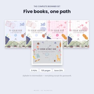 Op de afbeelding: Een set van vijf educatieve boeken getiteld My Korean Book, My Korean Workbook en My Korean Alphabet Book. De covers bevatten illustraties van paspoorten, vliegtuigen, eten en landschappen. De tekst bevat The Complete Beginner Set, Five books, one path, 5 PDFs, 725 pages, Save 20% en Alphabet to intermediate – everything except the guesswork.