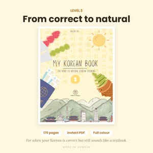 Könnte beinhalten: Ein Buch mit dem Titel MY KOREAN BOOK, THE ROAD TO NATURAL KOREAN SPEAKING, LEVEL 3. Das Cover zeigt Illustrationen von Erdbeeren, grünen Dango, einer Sonne, einem Reisepass mit Tickets und einem Taiyaki-Eis über einer Berglandschaft.