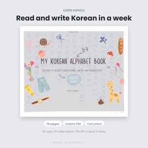 Peut inclure: Une couverture de livre éducatif numérique intitulée My Korean Alphabet Book, avec le sous-titre The road to natural Korean reading, writing and pronunciation. Le fond gris affiche des caractères coréens, des illustrations colorées d'un escargot, d'une girafe, de fleurs et divers objets, ainsi qu'un badge +100 nouns.