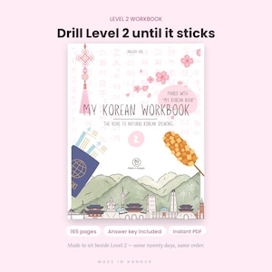 Könnte beinhalten: Ein Arbeitsbuch mit dem Titel My Korean Workbook The Road to Natural Korean Speaking Level 2. Das Cover zeigt einen blauen Reisepass, einen Corn Dog, rosa Kirschblüten, ein traditionelles Knotenornament und eine Illustration koreanischer Wahrzeichen.