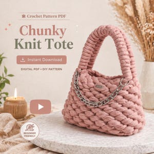 Può includere: Una borsa tote lavorata a maglia grossa color rosa antico con una catena argentata. La borsa ha manici spessi e intrecciati e una piccola etichetta. Il testo sull'immagine recita "Chunky Knit Tote" e "Instant Download". Il design è adatto ai principianti.